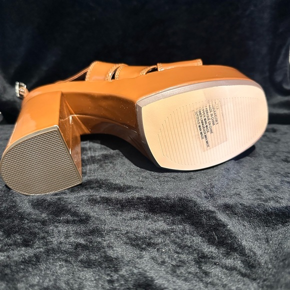 Chesnut Patent Platform Sandals Size 6 JustFab - Picture 5 of 6